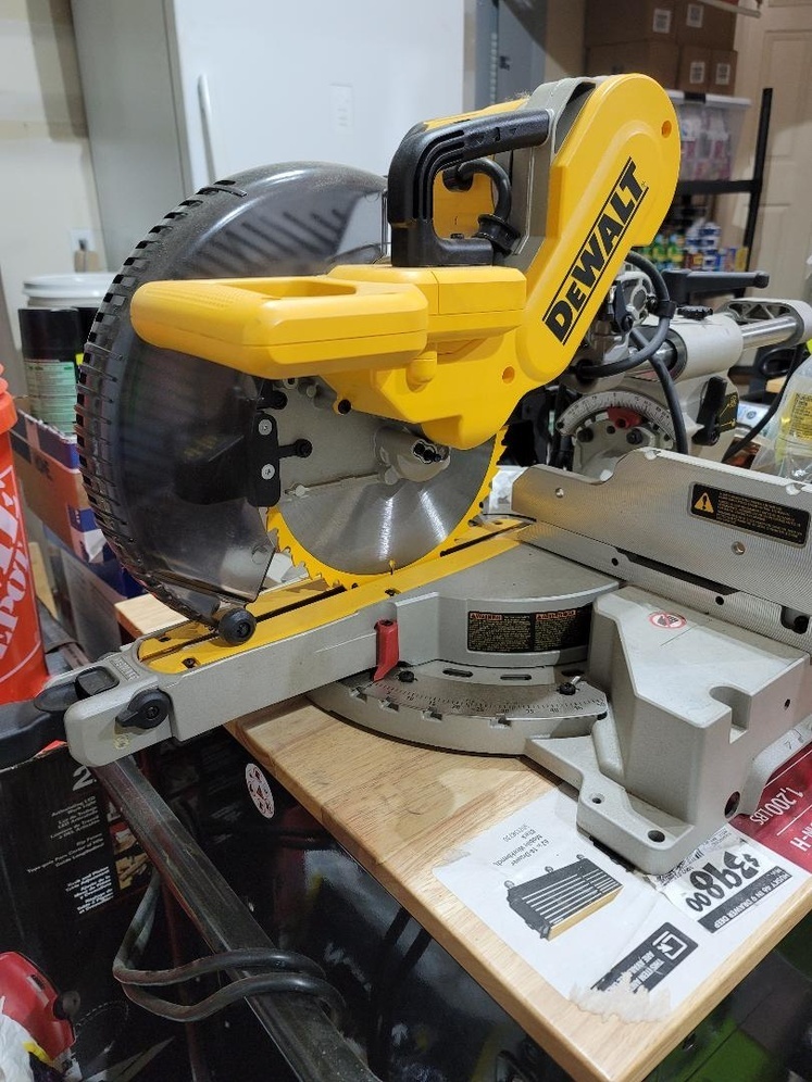 Alaska's List DeWalt 10" Compound Miter Saw For Sale